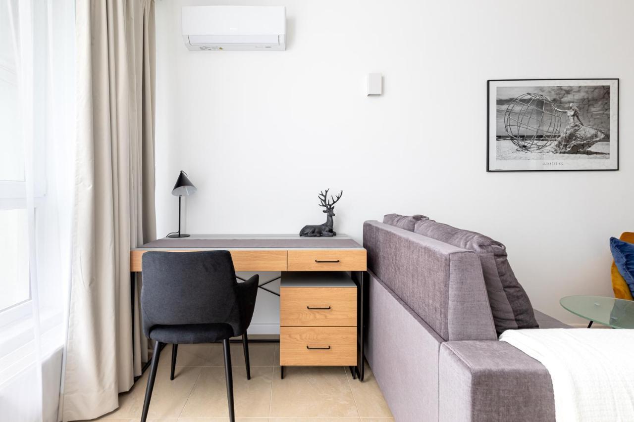 Sierpinskiego 1A - Studio With Balcony & Desk - Remote Work By Noclegi Renters Варшава Екстер'єр фото